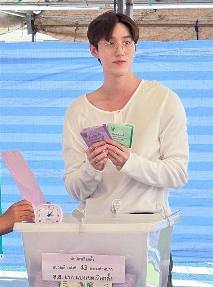 Cặp đôi Yêu nhầm bạn thân cùng loạt sao Thái háo hức đi bầu cử-9