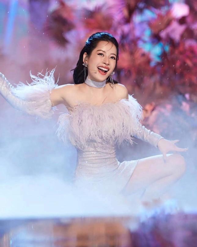 Chi Pu và ê-kíp xử lý rắc rối trang phục chỉ 2 phút trước khi ghi hình-4