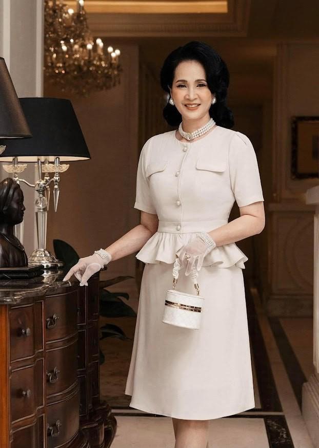 Mẹ chồng Lan Hương lên phim chân phương, ngoài đời tắc kè hoa-10