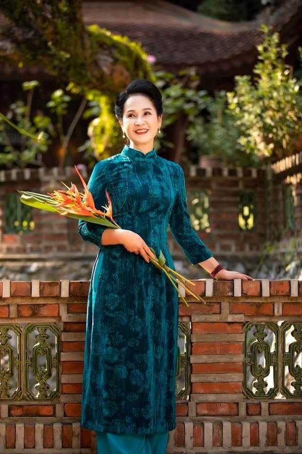Mẹ chồng Lan Hương lên phim chân phương, ngoài đời tắc kè hoa-13