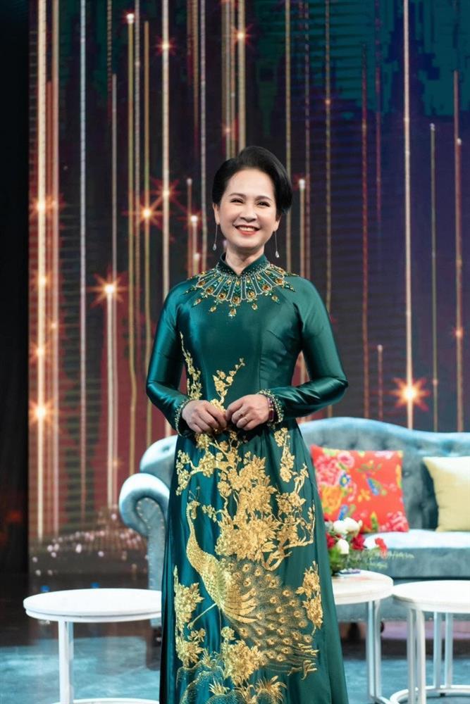 Mẹ chồng Lan Hương lên phim chân phương, ngoài đời tắc kè hoa-14