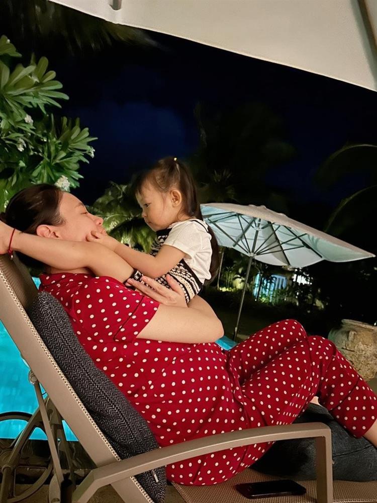 Nhà đầy đô la nhưng mang bầu, Đàm Thu Trang vẫn diện bộ đồ chân chất-1