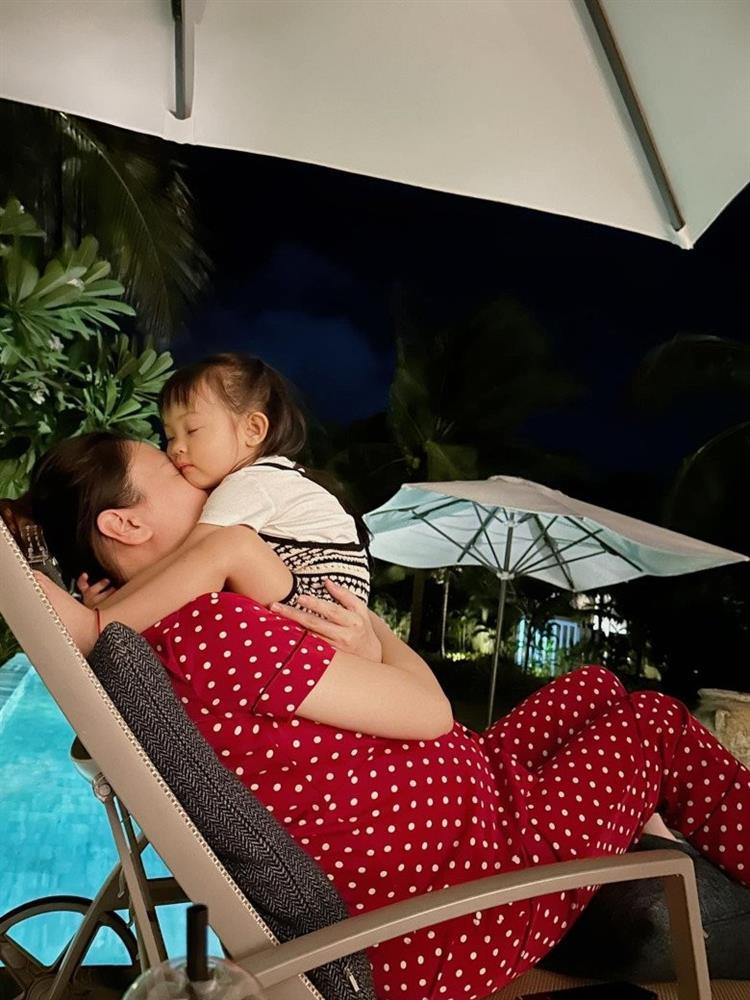 Nhà đầy đô la nhưng mang bầu, Đàm Thu Trang vẫn diện bộ đồ chân chất-2