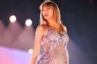 Taylor Swift dừng hát, giận dữ mắng bảo vệ khi thấy fan bị xô đẩy