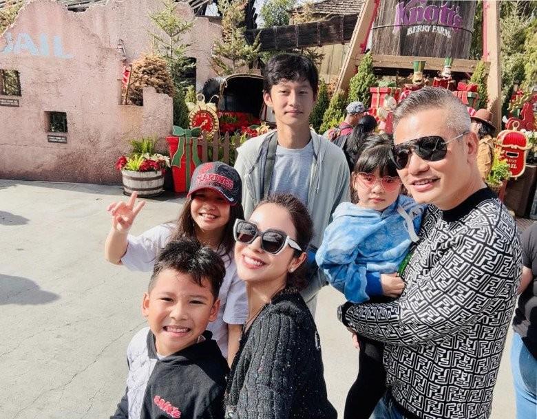 Con trai Jennifer Phạm - Quang Dũng khác lạ với mái tóc dài-4