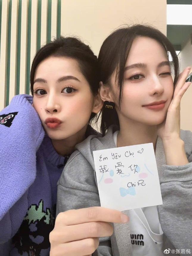 Chi Pu được mỹ nhân Đạp Gió 2023 tặng quà vừa đẹp vừa tinh tế-3