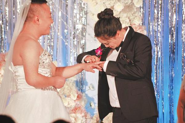 Chú rể mặc váy cưới đi vào sân khấu khiến quan khách sốc nặng-1