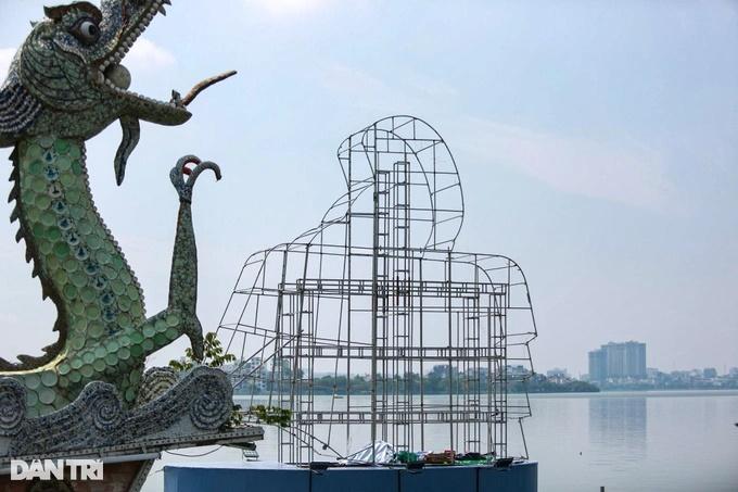 Xôn xao biểu tượng check-in khó hiểu ở hồ Tây-2