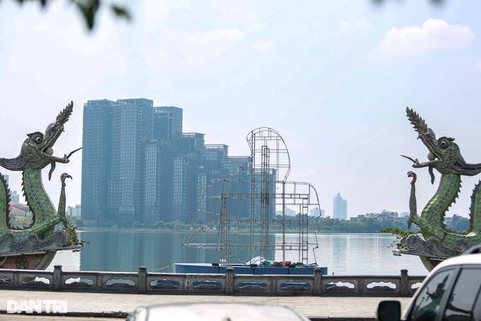 Xôn xao biểu tượng check-in khó hiểu ở hồ Tây-3