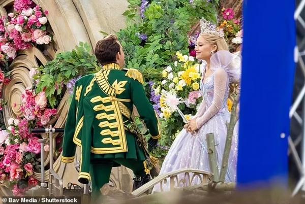 Tạo hình vương giả của Ariana Grande trên trường quay Wicked-3