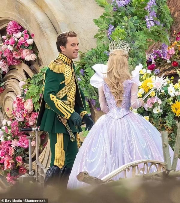 Tạo hình vương giả của Ariana Grande trên trường quay Wicked-5