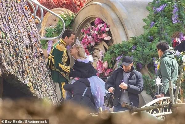 Tạo hình vương giả của Ariana Grande trên trường quay Wicked-6