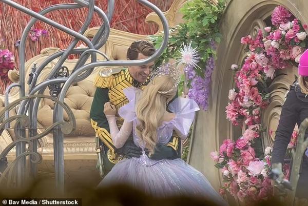 Tạo hình vương giả của Ariana Grande trên trường quay Wicked-7