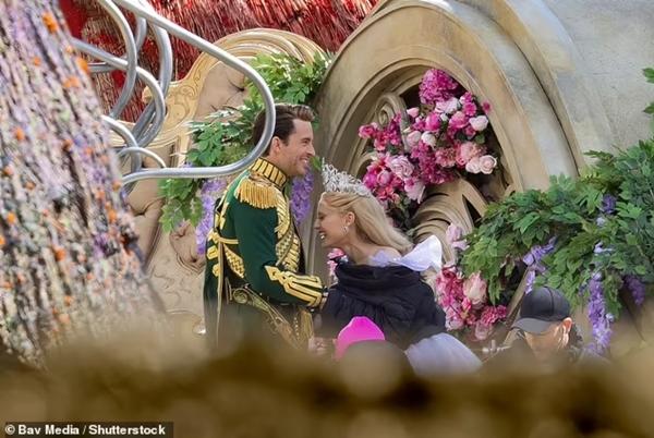 Tạo hình vương giả của Ariana Grande trên trường quay Wicked-8