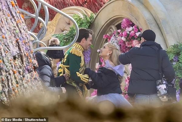 Tạo hình vương giả của Ariana Grande trên trường quay Wicked-10