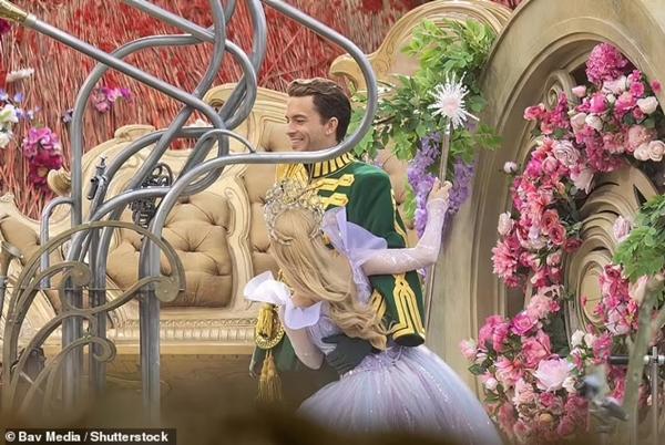 Tạo hình vương giả của Ariana Grande trên trường quay Wicked-11