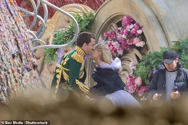 Tạo hình vương giả của Ariana Grande trên trường quay Wicked-9