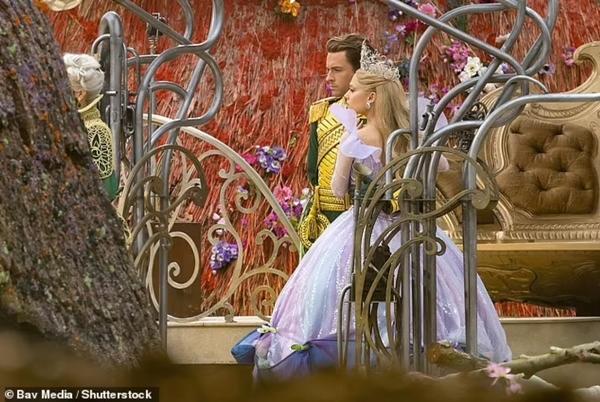 Tạo hình vương giả của Ariana Grande trên trường quay Wicked-12