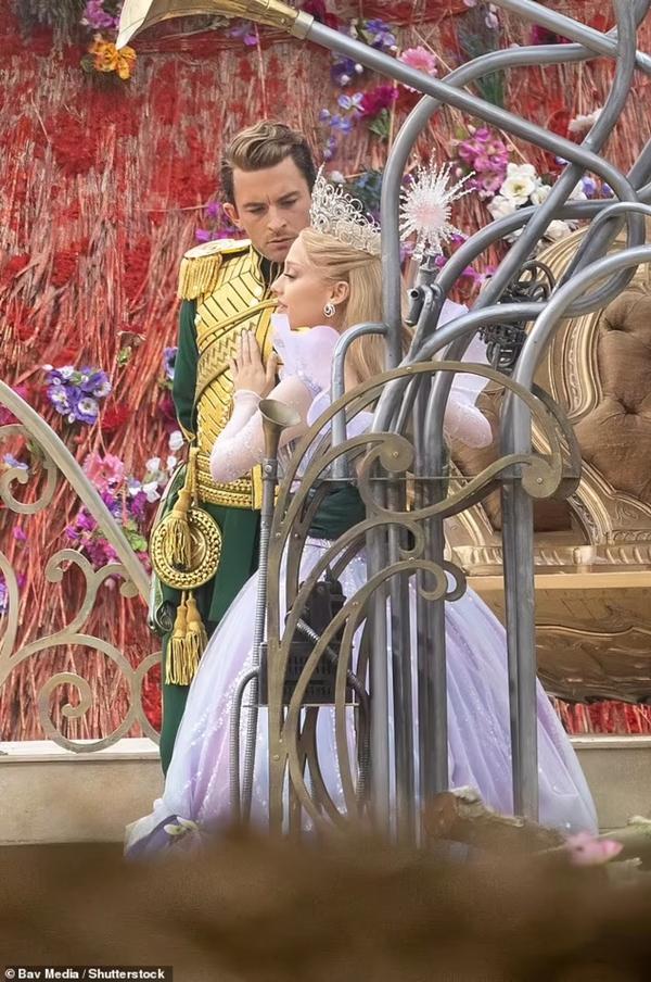 Tạo hình vương giả của Ariana Grande trên trường quay Wicked-13