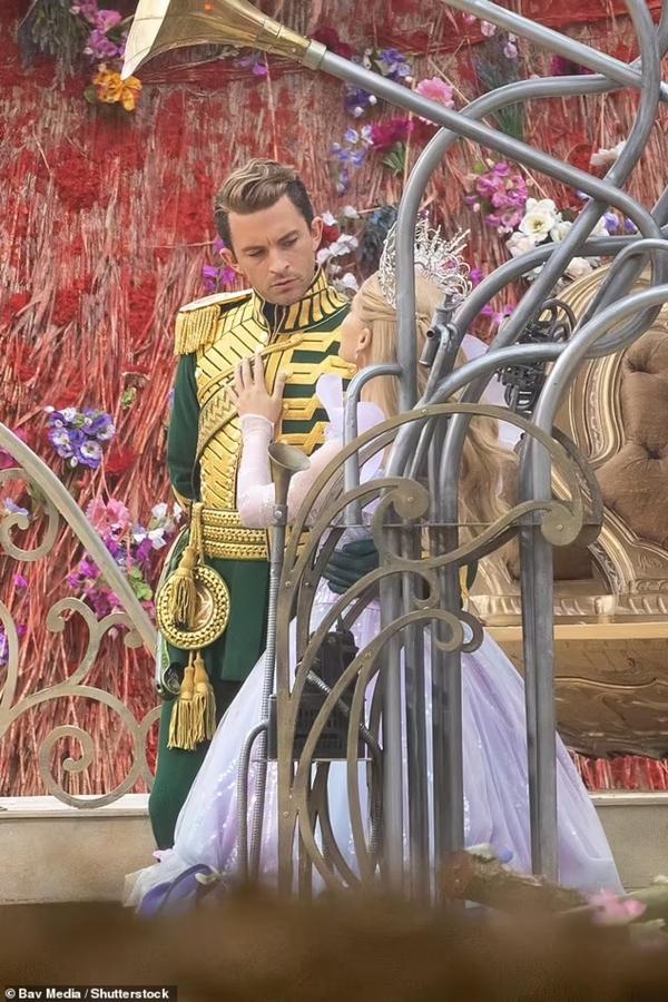 Tạo hình vương giả của Ariana Grande trên trường quay Wicked-14