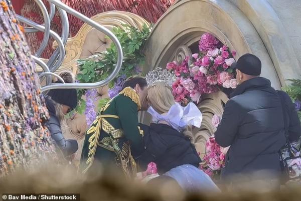 Tạo hình vương giả của Ariana Grande trên trường quay Wicked-15