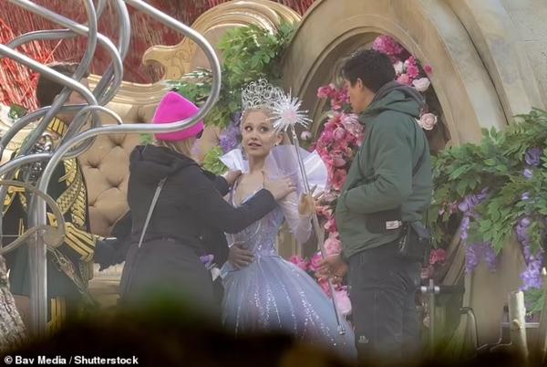 Tạo hình vương giả của Ariana Grande trên trường quay Wicked-16