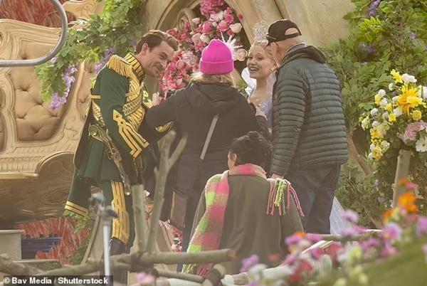 Tạo hình vương giả của Ariana Grande trên trường quay Wicked-17