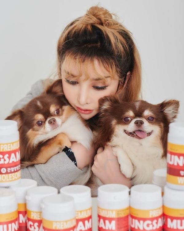 Nữ ca sĩ chuyển giới đầu tiên ra sao ở tuổi U50?-4