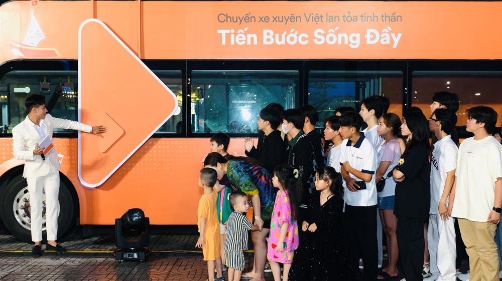 Chuyến xe ‘tiến bước sống đầy’ của FWD đổ bộ Cà Mau, Bạc Liêu-3