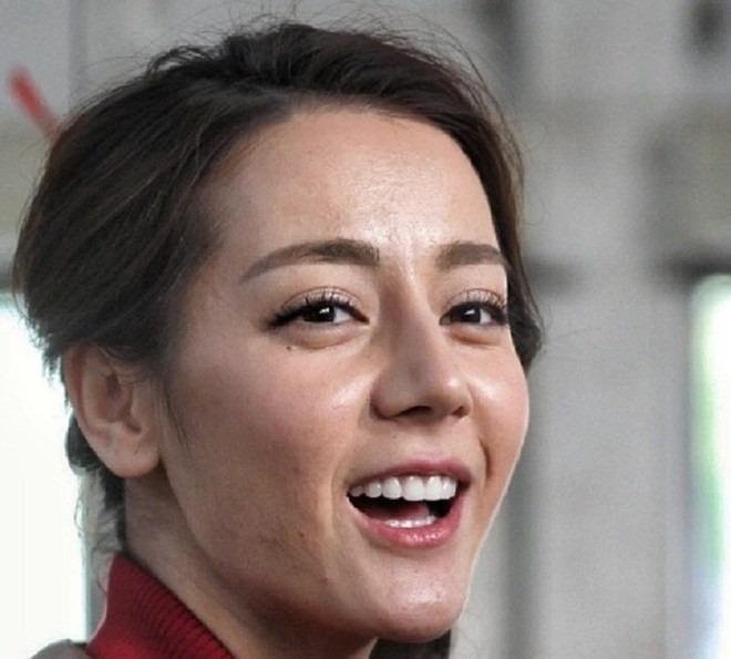 Địch Lệ Nhiệt Ba hiện nguyên hình mặt mộc qua ảnh chưa sửa-6