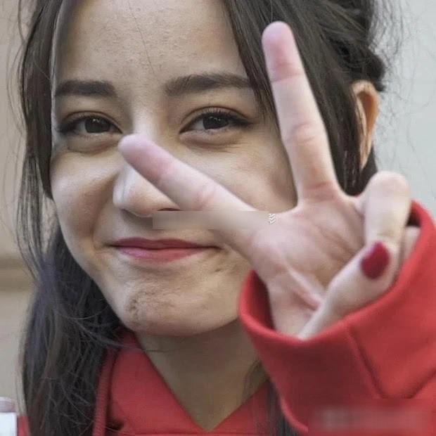 Địch Lệ Nhiệt Ba hiện nguyên hình mặt mộc qua ảnh chưa sửa-7