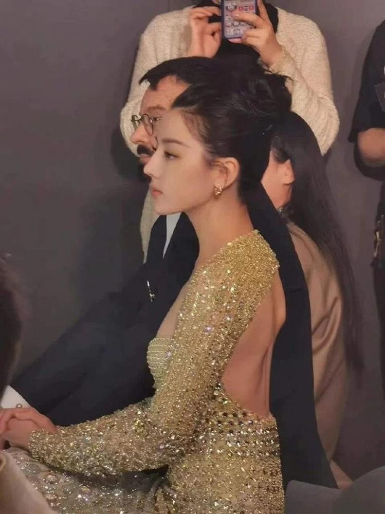 Địch Lệ Nhiệt Ba hiện nguyên hình mặt mộc qua ảnh chưa sửa-9