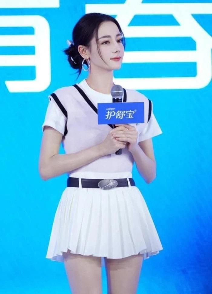 Địch Lệ Nhiệt Ba hiện nguyên hình mặt mộc qua ảnh chưa sửa-10