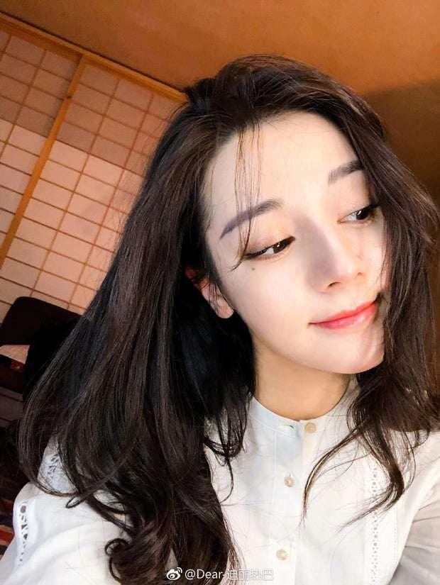 Địch Lệ Nhiệt Ba hiện nguyên hình mặt mộc qua ảnh chưa sửa-12