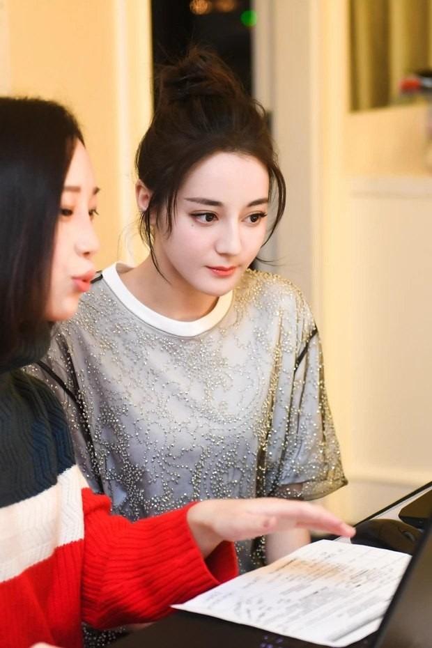 Địch Lệ Nhiệt Ba hiện nguyên hình mặt mộc qua ảnh chưa sửa-13