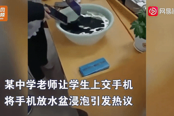 Khoảnh khắc thầy giáo tóc bạc trắng lau nước mắt trong tiết dạy cuối cùng-3