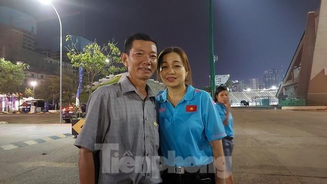 Sau tấm HCV lịch sử, nghe ba má Huỳnh Như kể xấu con gái-1