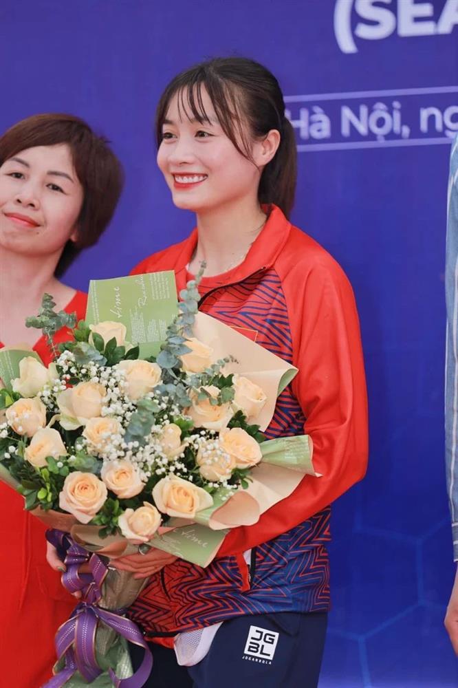 Hoa khôi sân cỏ Hoàng Thị Loan: Đã đá hay lại còn xinh-2