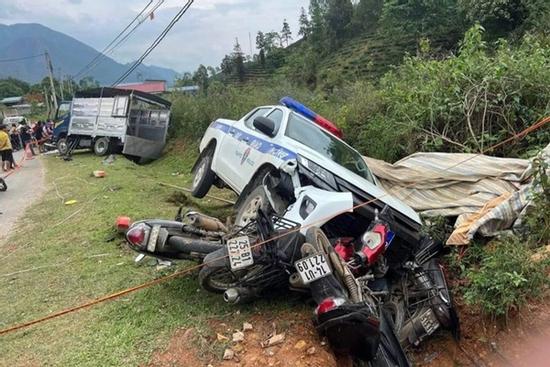 Xe cảnh sát giao thông tông liên hoàn nhiều xe máy, ô tô