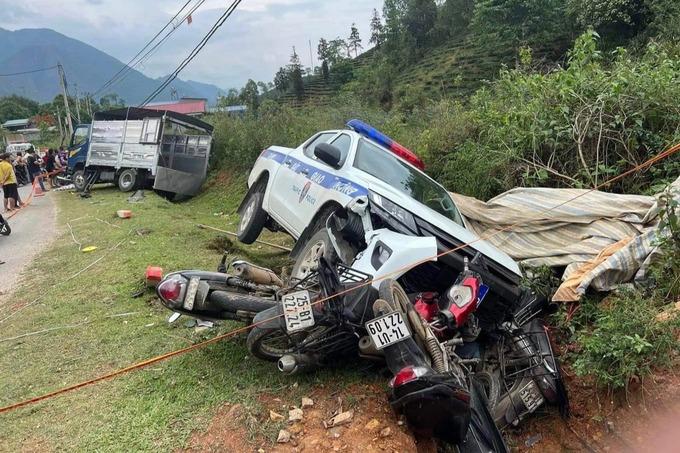 Xe cảnh sát giao thông tông liên hoàn nhiều xe máy, ô tô-1