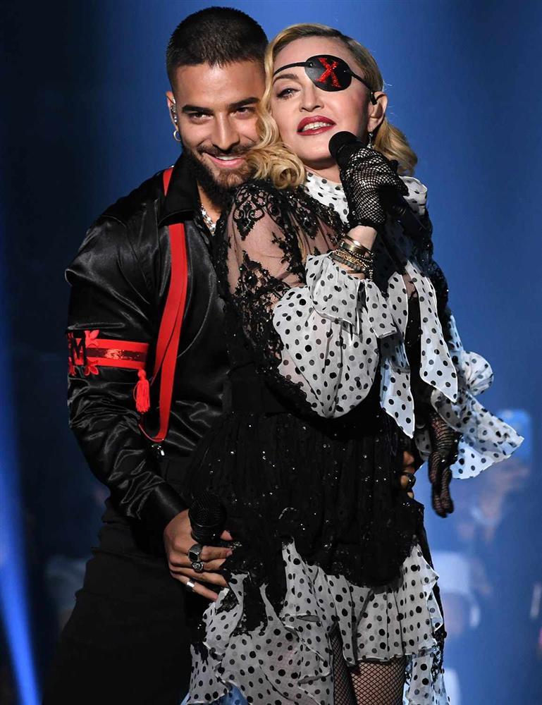 Ca sĩ Madonna hành động lố bịch với bạn diễn kém 36 tuổi-1