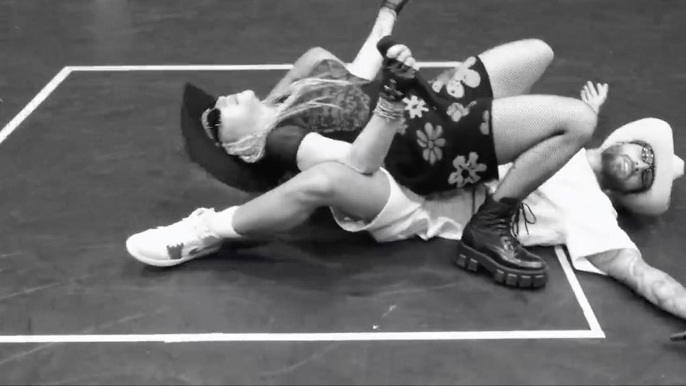 Ca sĩ Madonna hành động lố bịch với bạn diễn kém 36 tuổi-2