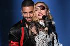 Ca sĩ Madonna hành động lố bịch với bạn diễn kém 36 tuổi