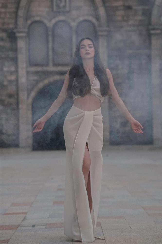 Đồ xuyên thấu và ánh sáng là combo huỷ diệt của Hồ Ngọc Hà-6