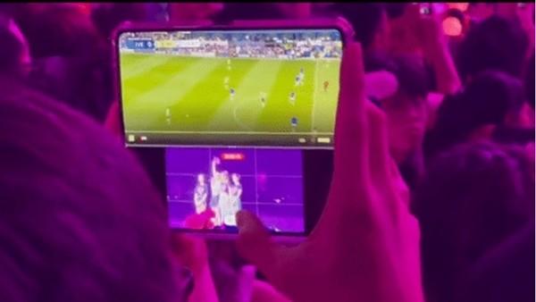Màn hình điện thoại của fan đi xem BLACKPINK khiến ai cũng bật cười-2