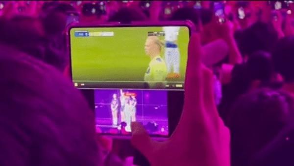 Màn hình điện thoại của fan đi xem BLACKPINK khiến ai cũng bật cười-3