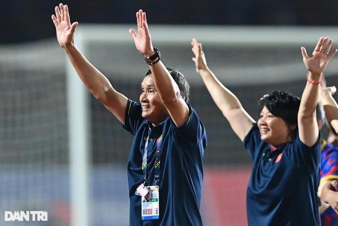 HLV Mai Đức Chung: Tôi không dám nhận mình là người hùng-2