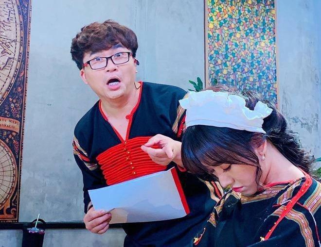 Cảnh ngủ gục thấy thương của sao Việt trong hậu trường-2