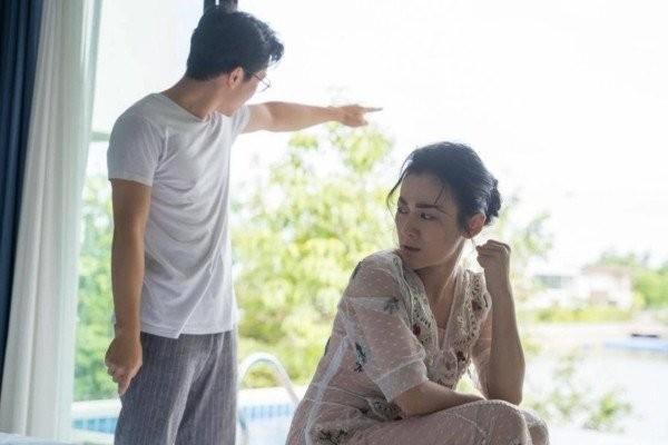 Chờ bố ngủ say, đêm nào con gái cũng ra phòng khách ngủ-1