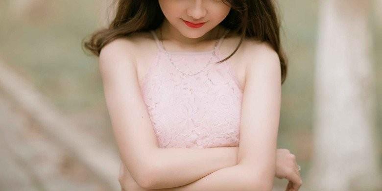 Chờ bố ngủ say, đêm nào con gái cũng ra phòng khách ngủ-2